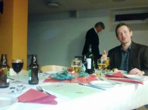 1.tenor Madsbu tester maten før alle andre. Kropsspråket til tenorvenn og profesjonell psykolog Frode Skjæret forteller noe om Madsbus adferd.