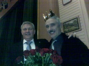 Bøkestad i 60 Jubilanten 1.bass Bøkestad i hyggelig samtale med 1.bass-kollega jan Erik Krey. Legg merke til rosene frra guttene i det på mange måter veldige mannskoret.